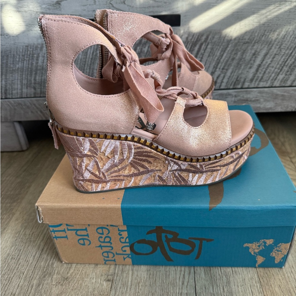 EUC OTBT platform sandals size 8 with box